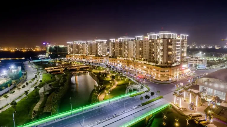 Toàn cảnh khu nhà phố sala thủ thiêm về đêm, nhìn từ trên cao, bao gồm khu shophouse khối đế và công viên nội khu.