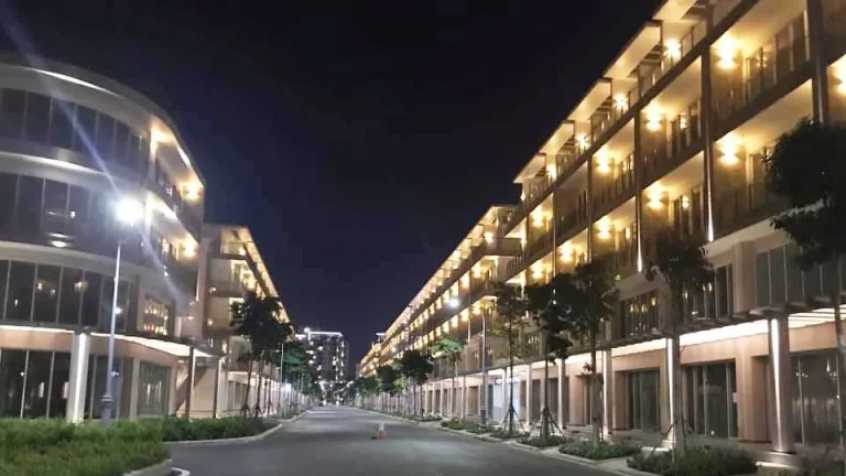 Con đường nội khu rộng rãi của nhà phố sala thủ thiêm về đêm, vắng lặng, an ninh, với các dãy nhà được chiếu sáng đồng bộ.