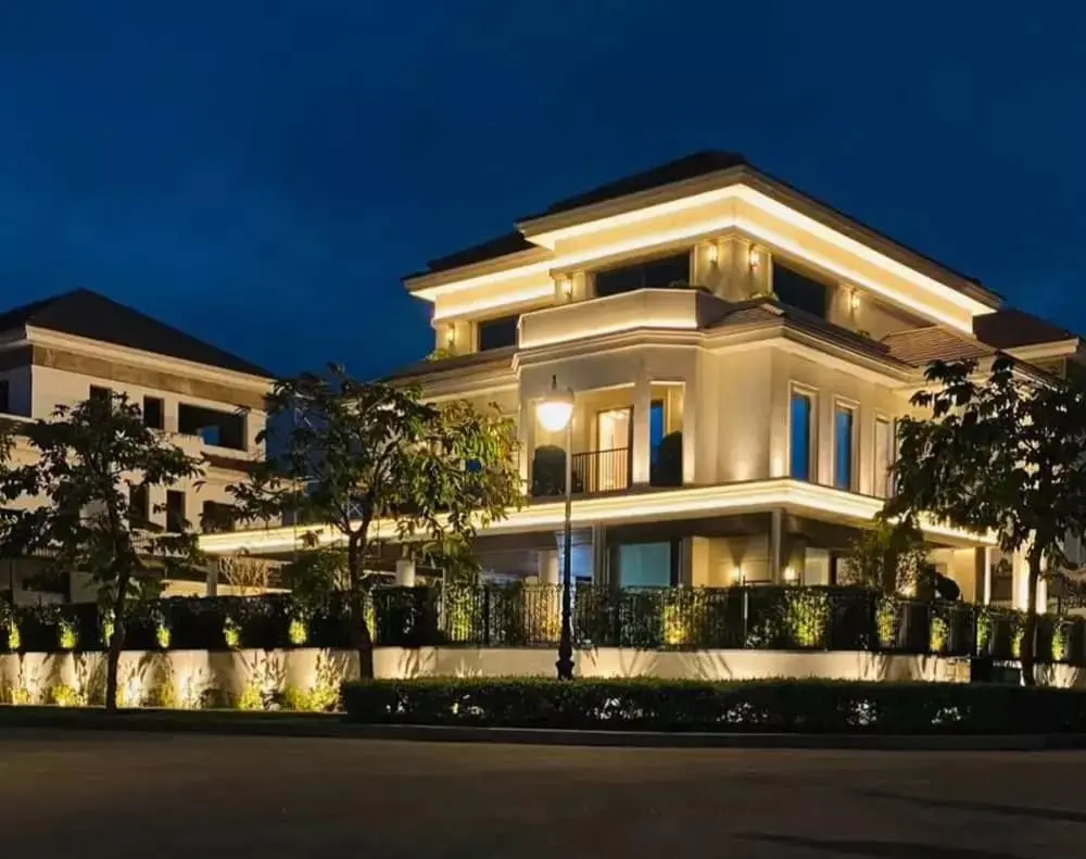 Góc nhìn biệt thự Saroma Villa từ đường nội khu Sala, nổi bật với kiến trúc tân cổ điển