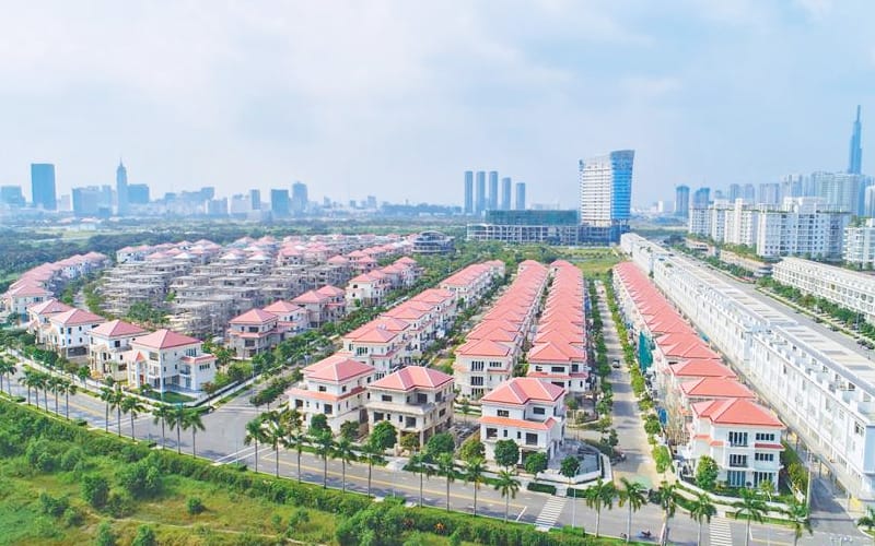 Ảnh chụp từ trên cao khu biệt thự Sala Thủ Thiêm tại quận 2 với kiến trúc đồng nhất, đường nội khu rộng và bao quanh bởi mảng xanh sinh thái